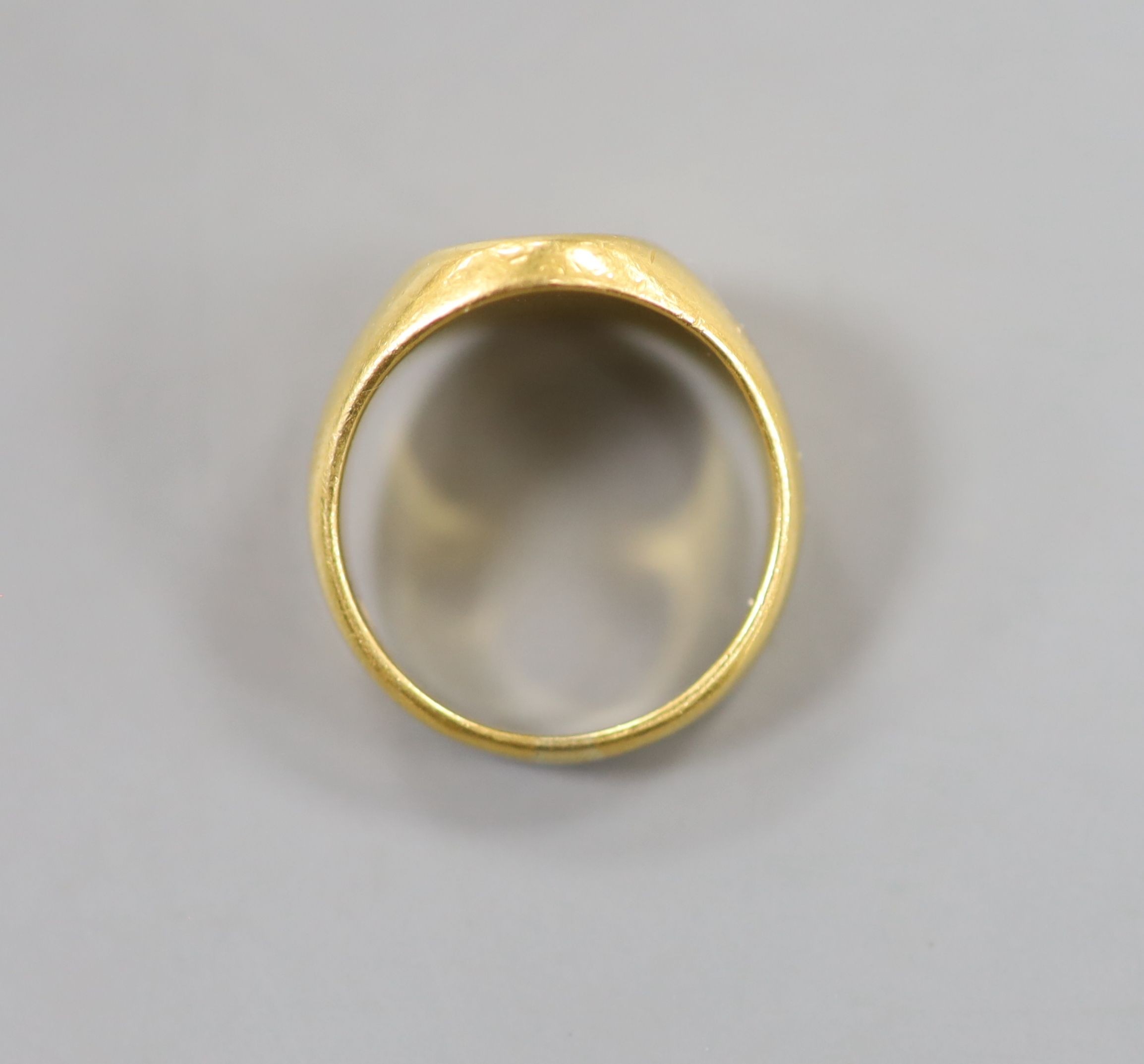 An early 20th century yellow metal(stamped 22) intaglio crested signet ring, size J, 8.6 grams.